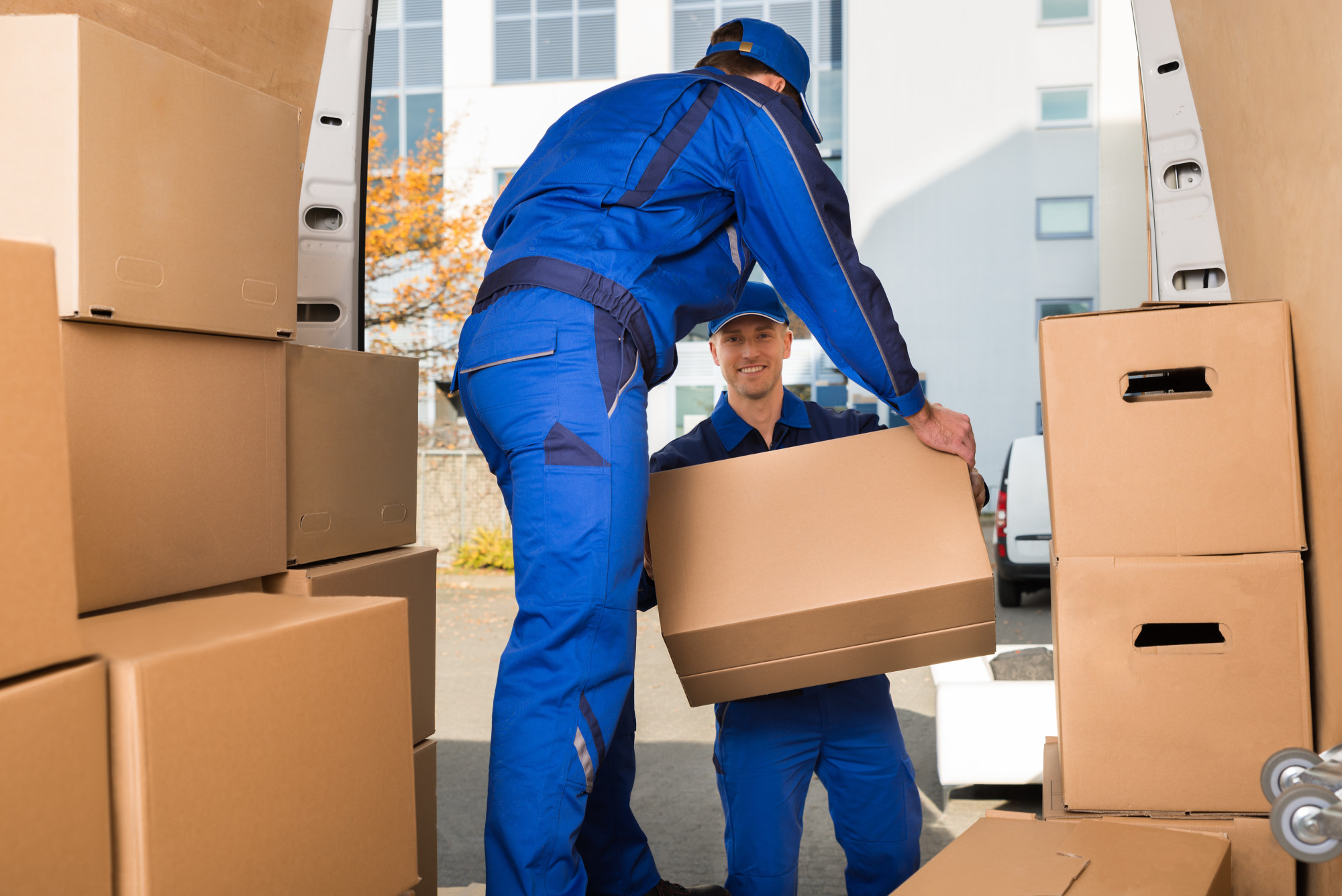 Zaakvoerders van De Movers met verhuisdoos, verhuisbedrijf in Antwerpen